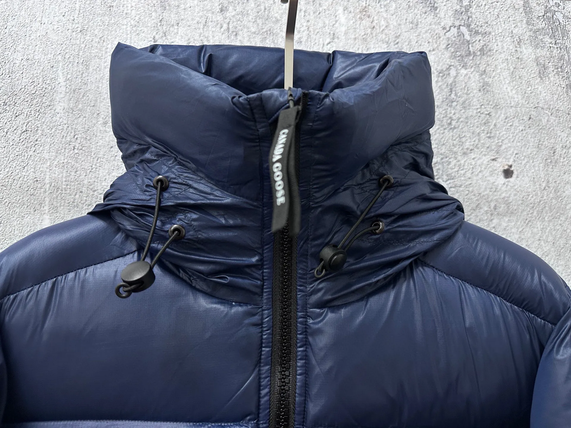 P780 [𝘾𝘼𝙉𝘼𝘿𝘼 𝙂𝙊𝙊𝙎𝙀] Canada Goose's limited new Crofton puff down jacket, top version, ceiling level Crofton soft loaf, 2024 latest style, cold protection effect up to level 4, using recycled Feather-Light tear-resistant fabric, ultra-light, no weight on the upper body at all! The unique black label highlights your temperament‼ ️ Canada Goose, a Canadian brand, has always been recognized as the warmest down jacket. Various Instagram celebrities, Internet celebrities, and celebrities often wear it for street photos. I make Canada Goose every year, but I still can't get rid of my love for it. No matter how cold the days are, there is no need to be afraid, because there is! Filled with 90% white duck down, it is the legendary warmest down jacket and is known as a must-have for Arctic outdoor sports! The most popular down jacket in the world, celebrities are rushing to buy it, it is a must-have!  Size: S~XXL